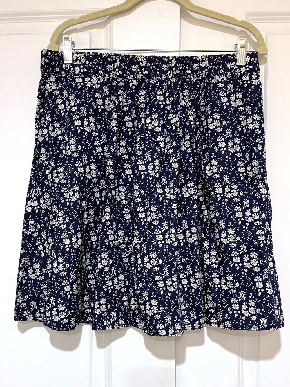J. Crew Navy and White Floral 💯 Cotton Mini Skirt